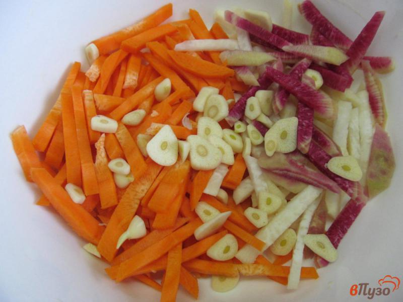 Фото приготовление рецепта: Маринованный салат из капусты с редькой шаг №4