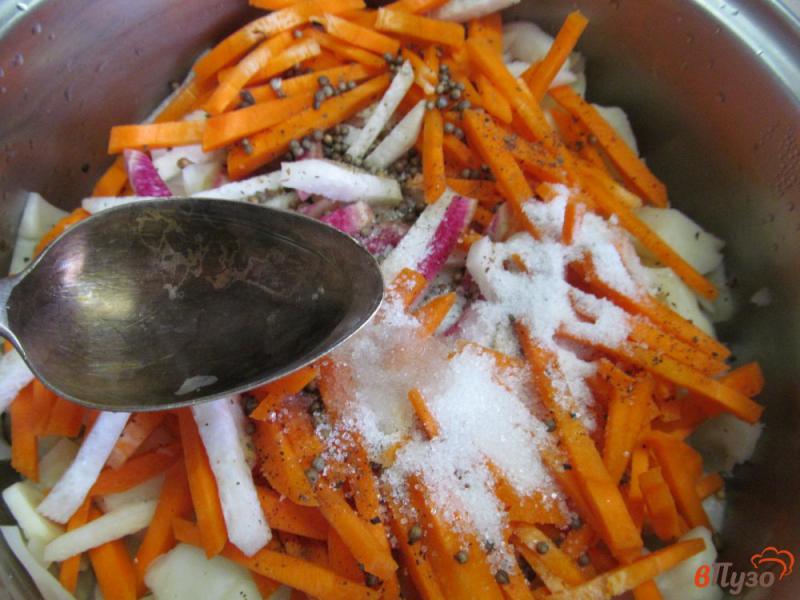 Фото приготовление рецепта: Маринованный салат из капусты с редькой шаг №5