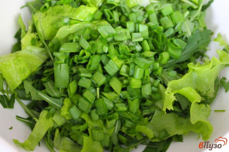 Фото приготовление рецепта: Зеленый салат с мясом и сыром шаг №2