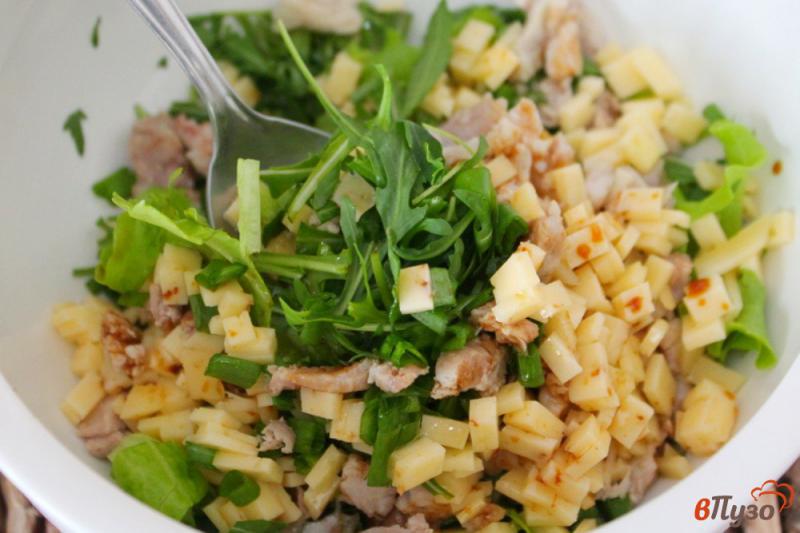 Фото приготовление рецепта: Зеленый салат с мясом и сыром шаг №5