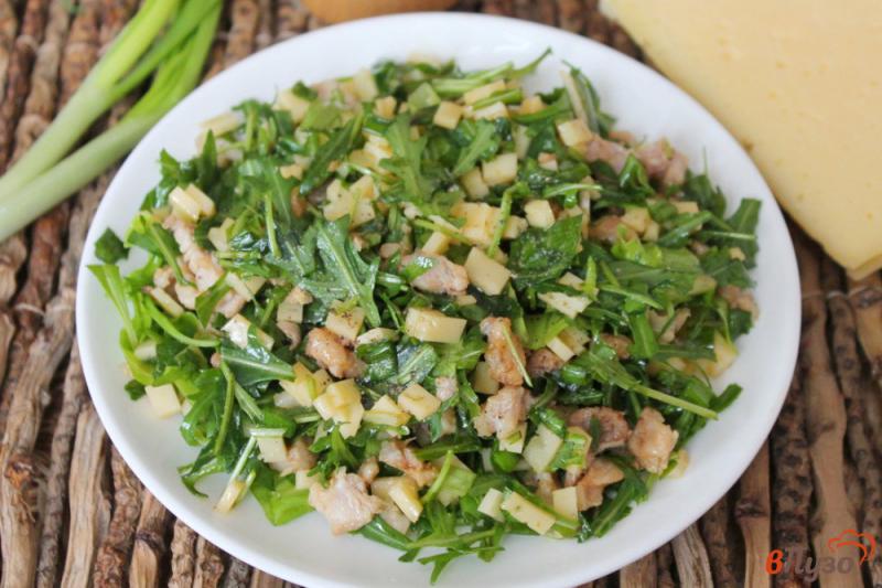 Фото приготовление рецепта: Зеленый салат с мясом и сыром шаг №6