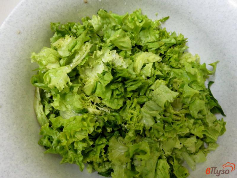 Фото приготовление рецепта: Салат из весенней зелени шаг №4