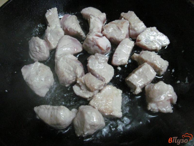 Фото приготовление рецепта: Жаркое из свинины с картофелем и грибами шаг №2