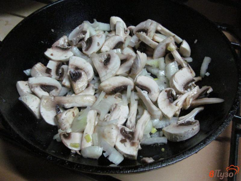 Фото приготовление рецепта: Жаркое из свинины с картофелем и грибами шаг №4