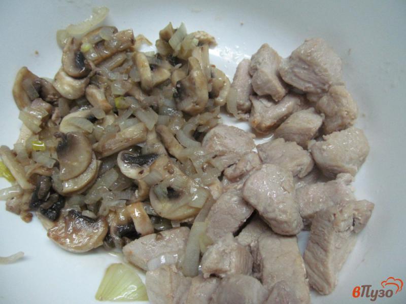 Фото приготовление рецепта: Жаркое из свинины с картофелем и грибами шаг №5