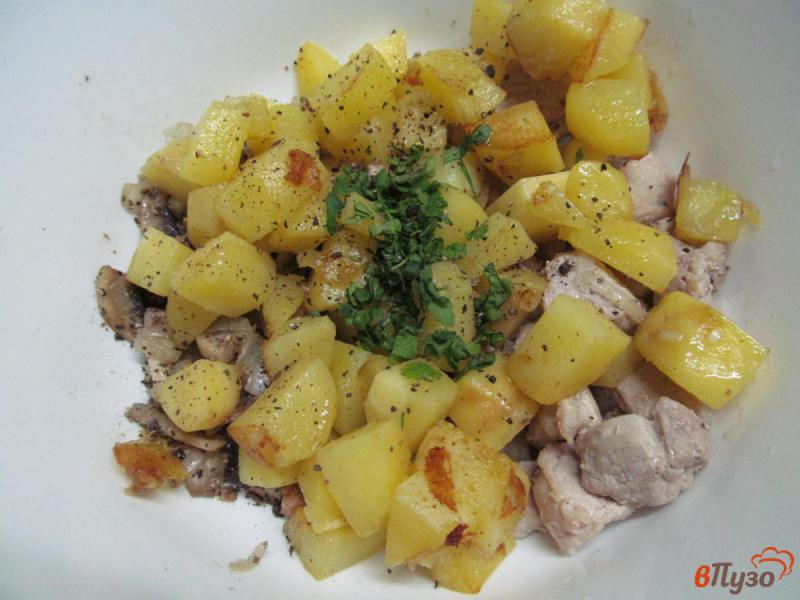 Фото приготовление рецепта: Жаркое из свинины с картофелем и грибами шаг №7