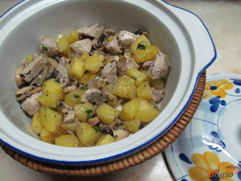 Фото приготовление рецепта: Жаркое из свинины с картофелем и грибами шаг №8