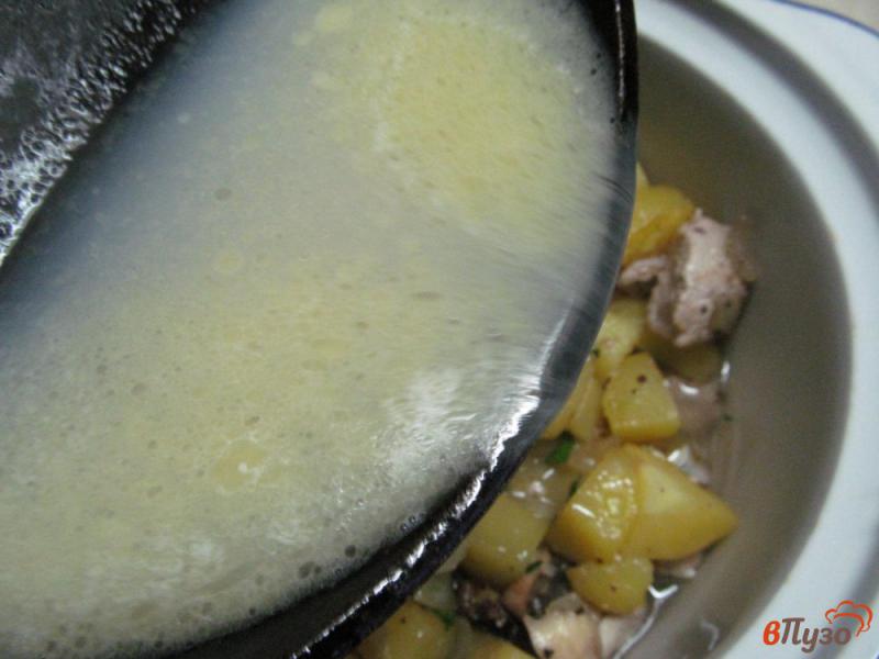 Фото приготовление рецепта: Жаркое из свинины с картофелем и грибами шаг №10