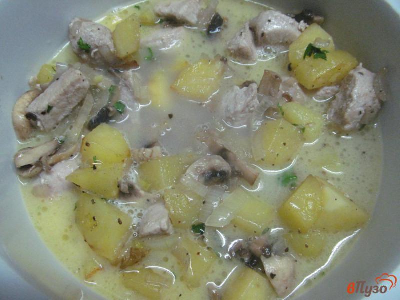 Фото приготовление рецепта: Жаркое из свинины с картофелем и грибами шаг №11