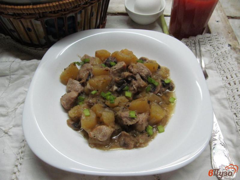Фото приготовление рецепта: Жаркое из свинины с картофелем и грибами шаг №12