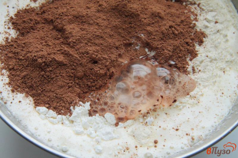 Фото приготовление рецепта: Шоколадные пирожные с кремом шаг №4