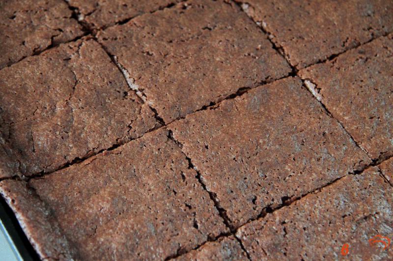 Фото приготовление рецепта: Шоколадные пирожные с кремом шаг №6