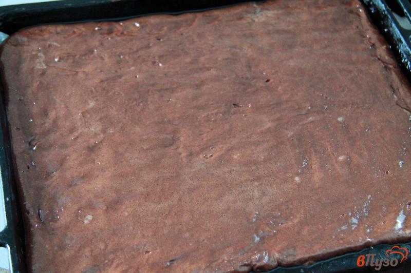 Фото приготовление рецепта: Шоколадные пирожные с кремом шаг №5