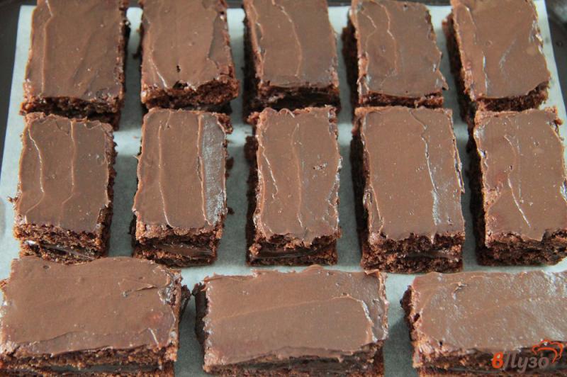 Фото приготовление рецепта: Шоколадные пирожные с кремом шаг №10