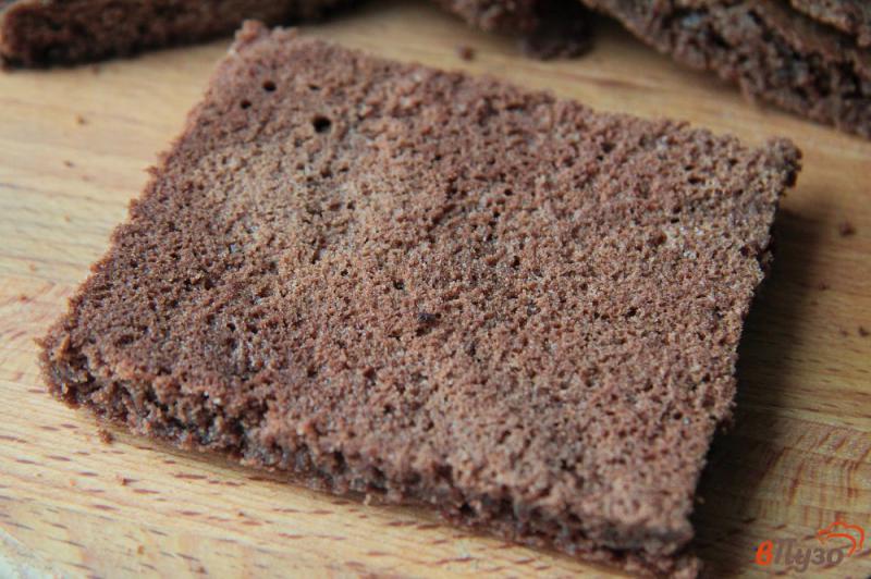Фото приготовление рецепта: Шоколадные пирожные с кремом шаг №7