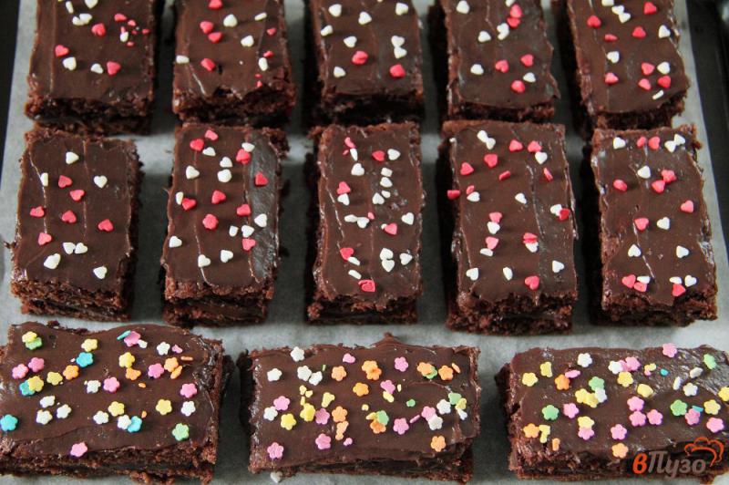 Фото приготовление рецепта: Шоколадные пирожные с кремом шаг №11