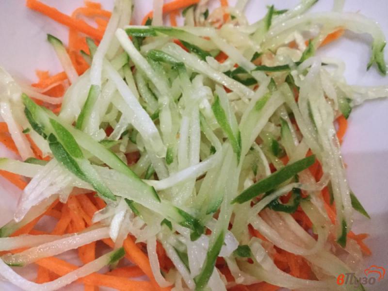 Фото приготовление рецепта: Салат из огурца и моркови шаг №4