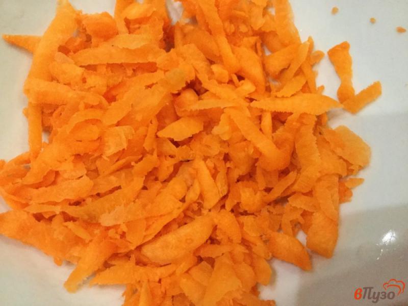 Фото приготовление рецепта: Морковный салат с яблоком и луком шаг №4