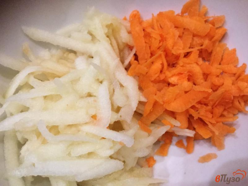 Фото приготовление рецепта: Морковный салат с яблоком и луком шаг №5