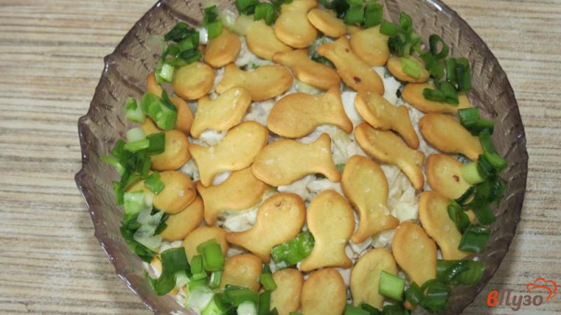 Фото приготовление рецепта: Салат с крекерами шаг №6