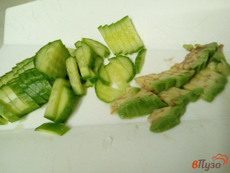 Фото приготовление рецепта: Фунчоза с филе трески, огурцом и авокадо шаг №4