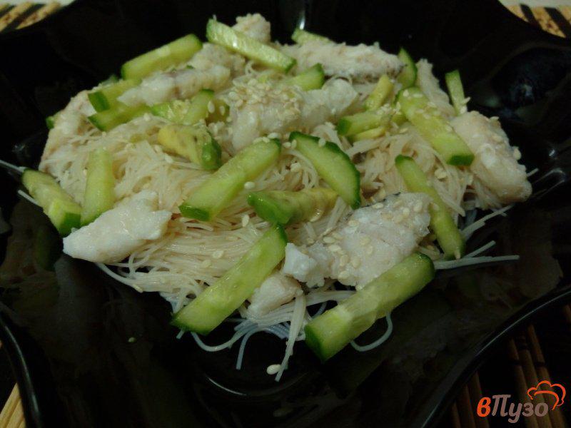 Фото приготовление рецепта: Фунчоза с филе трески, огурцом и авокадо шаг №6