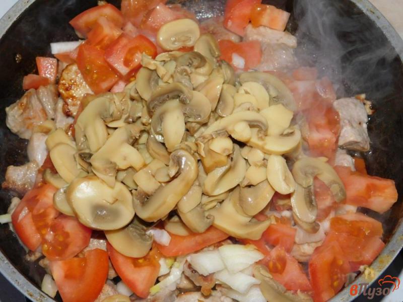 Фото приготовление рецепта: Свинина с грибами и овощами, тушеная в сливках шаг №3