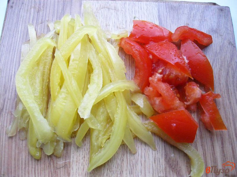 Фото приготовление рецепта: Салат с маслинами шаг №4