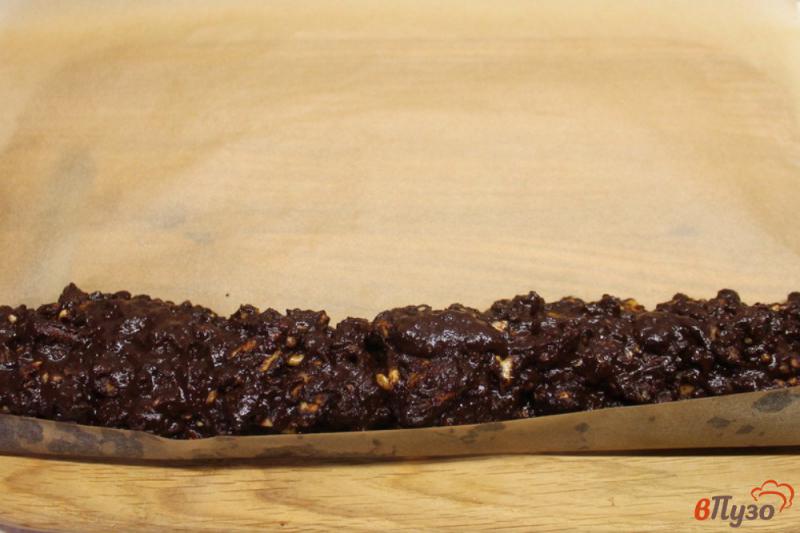Фото приготовление рецепта: Домашняя шоколадная колбаса с орехами и лимоном шаг №7