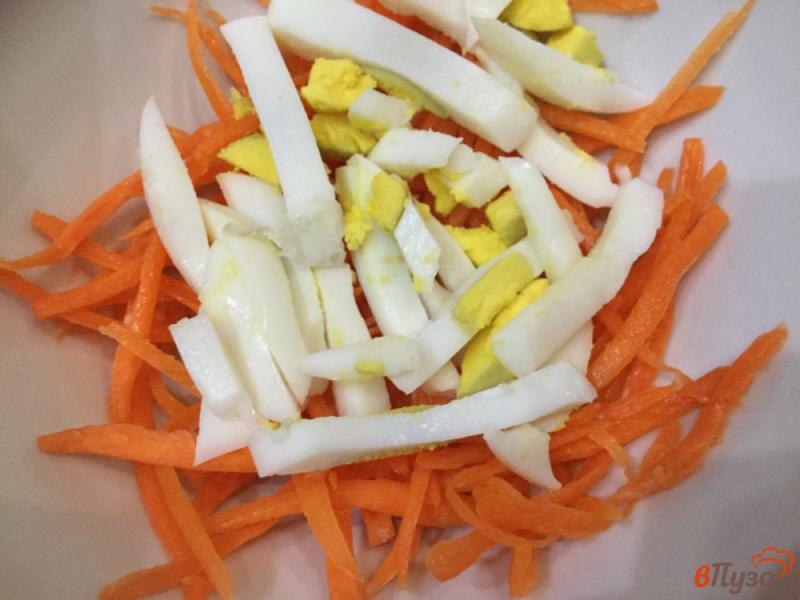Фото приготовление рецепта: Морковный салат с яйцами и чесноком шаг №2