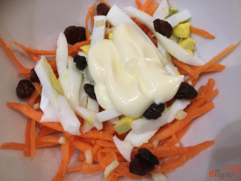 Фото приготовление рецепта: Морковный салат с яйцами и чесноком шаг №4