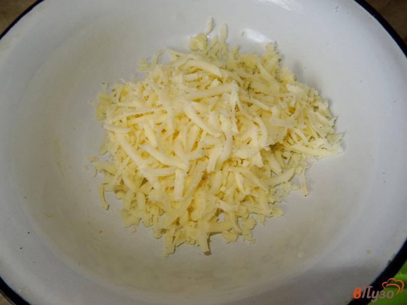 Фото приготовление рецепта: Омлет с треской и сыром шаг №2