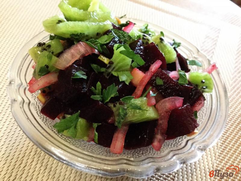 Фото приготовление рецепта: Свекольный салат с киви шаг №7