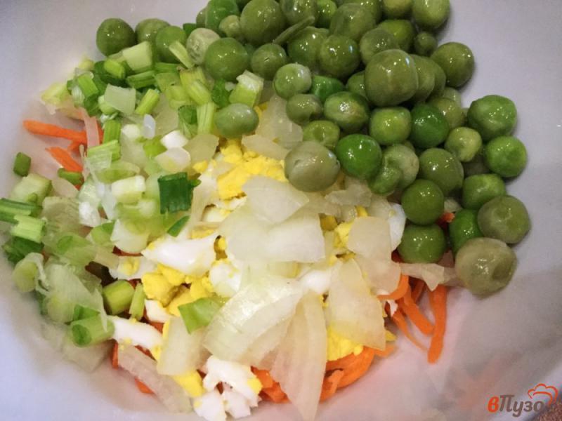 Фото приготовление рецепта: Морковный салат с зеленым горошком шаг №5