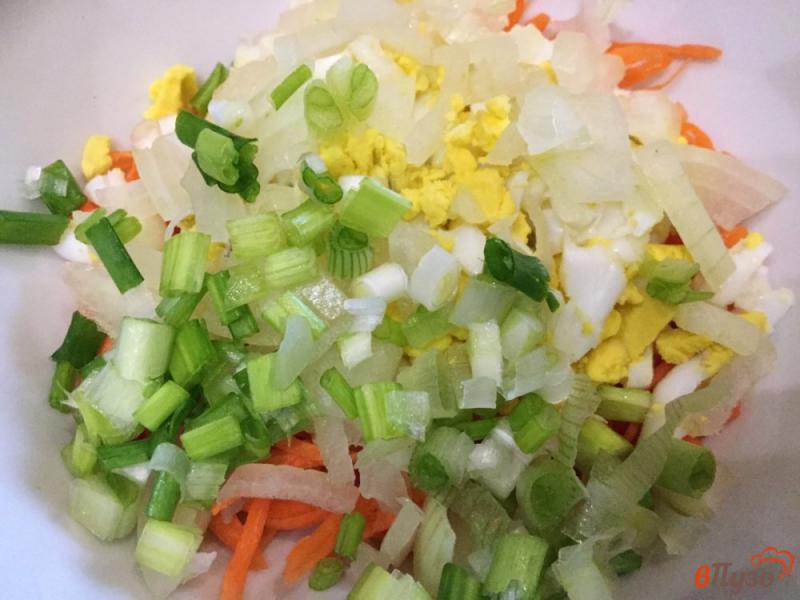 Фото приготовление рецепта: Морковный салат с зеленым горошком шаг №4