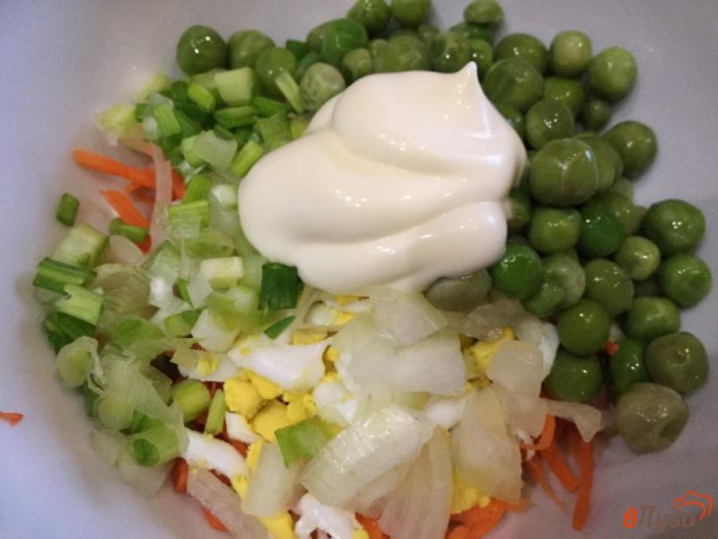 Фото приготовление рецепта: Морковный салат с зеленым горошком шаг №6