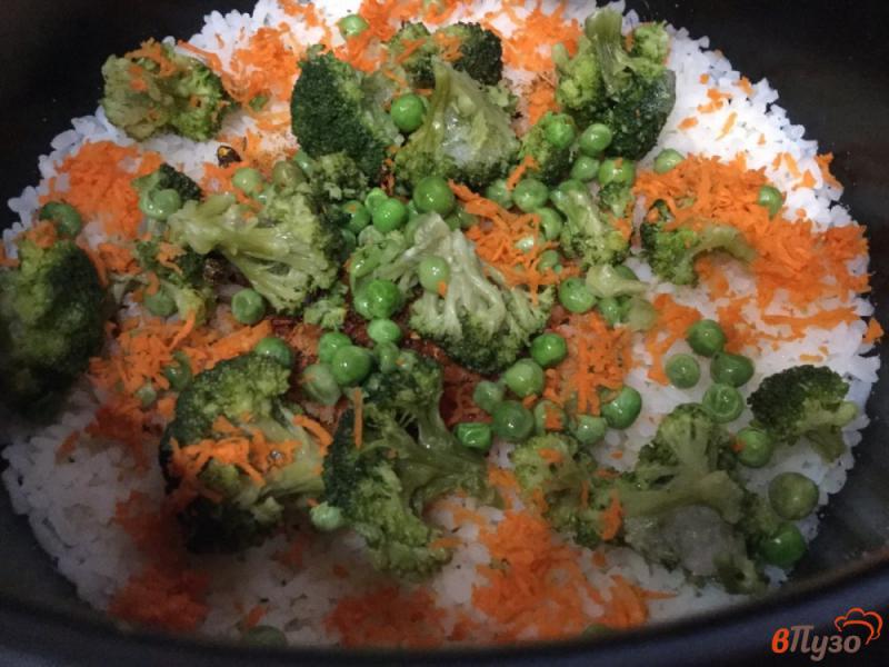 Фото приготовление рецепта: Рис с брокколи и зеленым горошком в мультиварке шаг №3