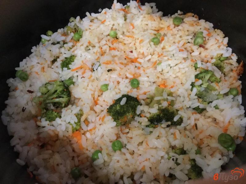 Фото приготовление рецепта: Рис с брокколи и зеленым горошком в мультиварке шаг №4