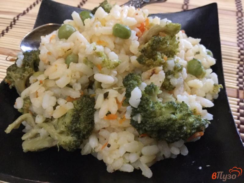 Фото приготовление рецепта: Рис с брокколи и зеленым горошком в мультиварке шаг №5