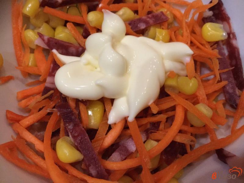 Фото приготовление рецепта: Морковный салат с копченой колбасой шаг №4