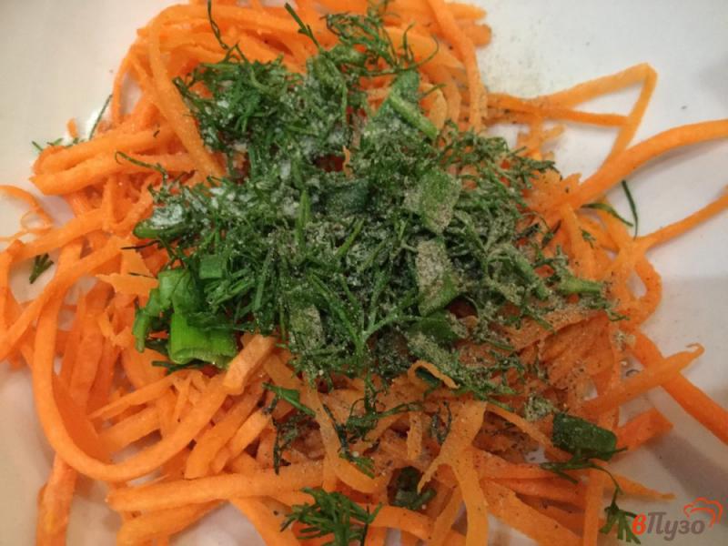 Фото приготовление рецепта: Морковный салат с сухариками шаг №4