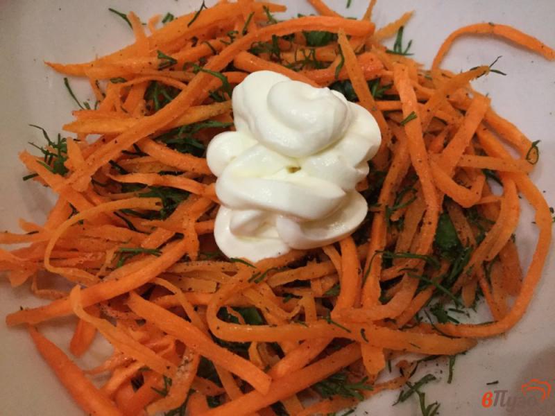 Фото приготовление рецепта: Морковный салат с сухариками шаг №5