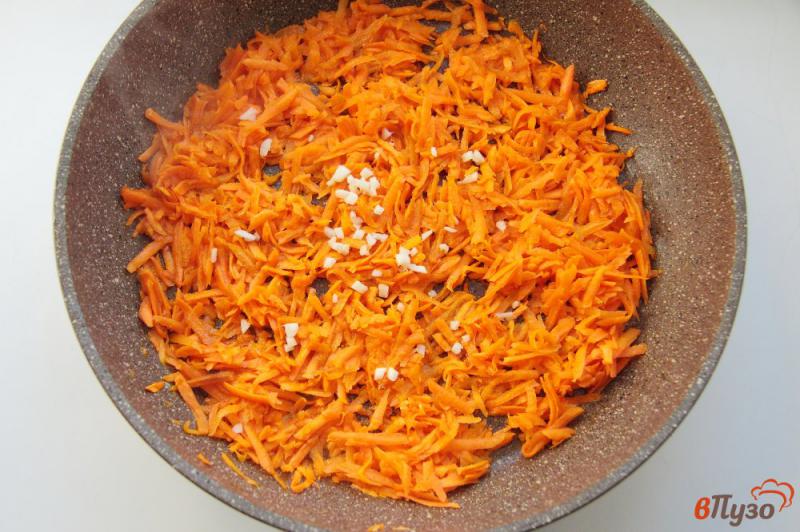 Фото приготовление рецепта: Рис с карри и морковью шаг №2