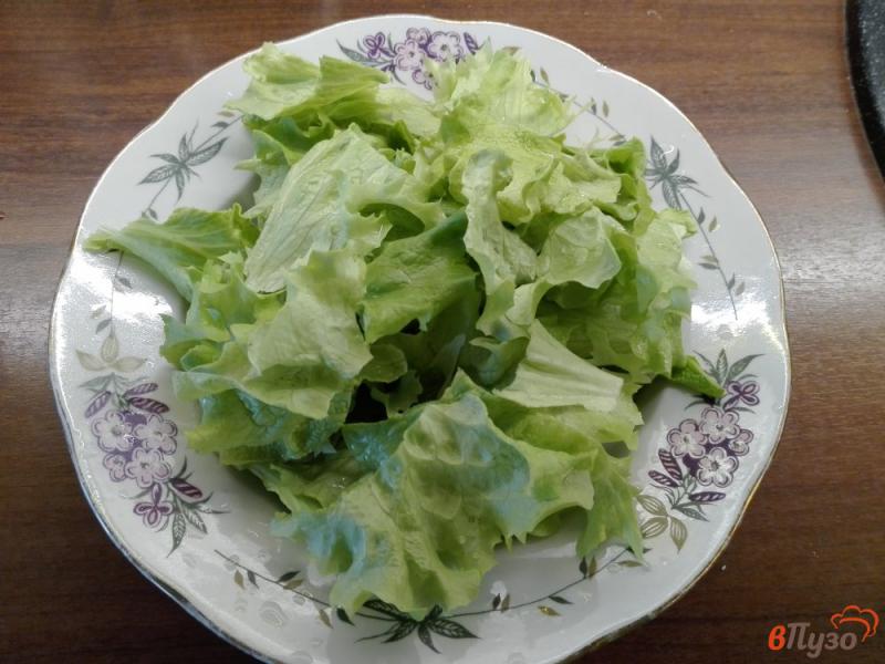Фото приготовление рецепта: Весенний салат с куриной печенью шаг №2