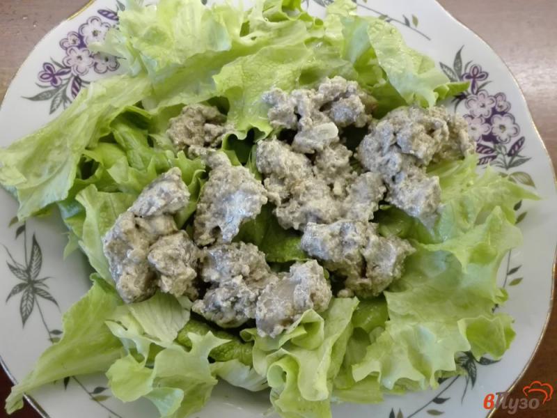 Фото приготовление рецепта: Весенний салат с куриной печенью шаг №4