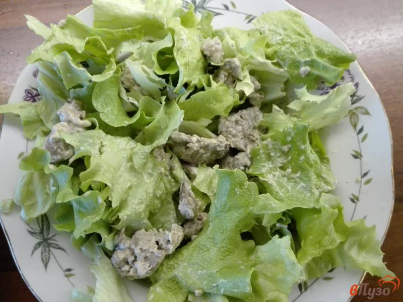 Фото приготовление рецепта: Весенний салат с куриной печенью шаг №5