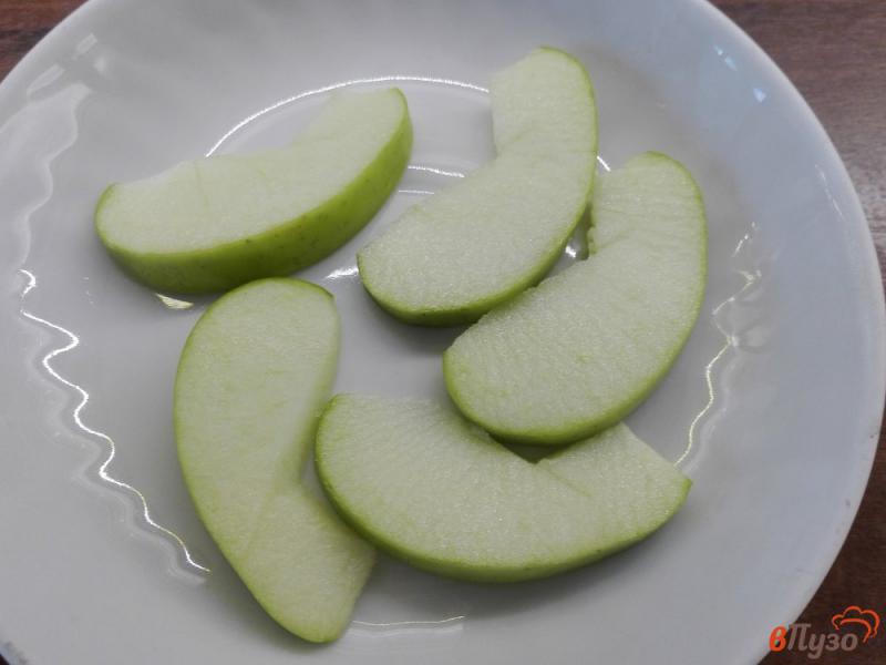 Фото приготовление рецепта: Ячневая каша с яблоком и миндалем шаг №5