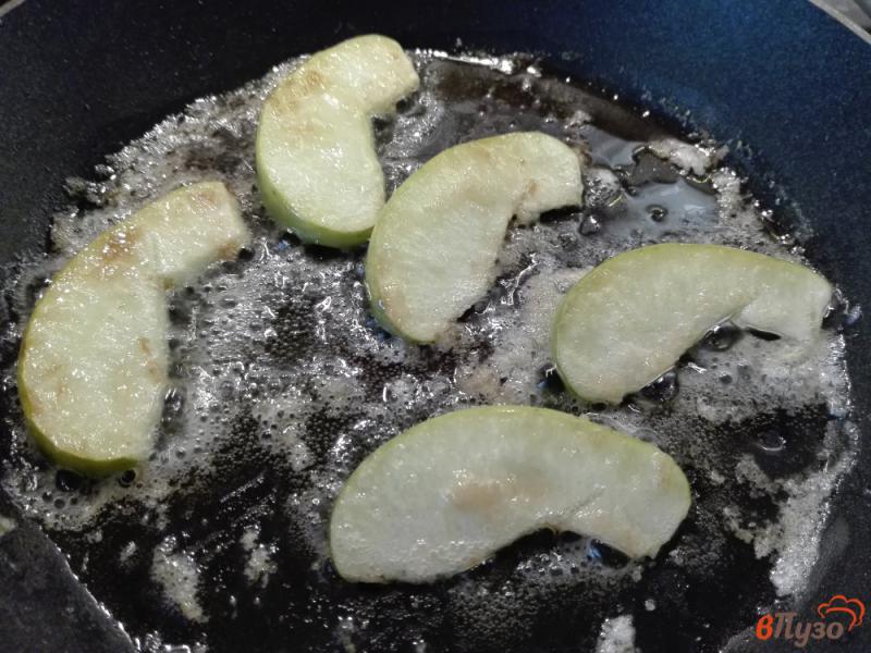 Фото приготовление рецепта: Ячневая каша с яблоком и миндалем шаг №7