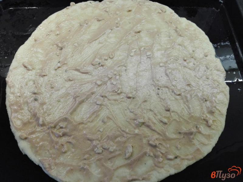 Фото приготовление рецепта: Пицца с белыми грибами и чесночным соусом шаг №4