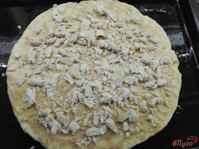 Фото приготовление рецепта: Пицца с белыми грибами и чесночным соусом шаг №6